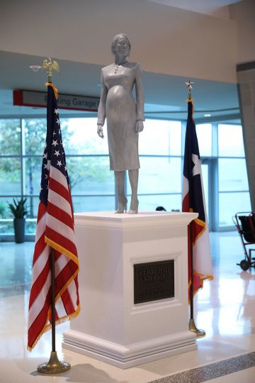 Netflix установили статую Клэр Андервуд в Даласском аэропорте