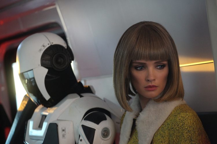 Паулина Андреева сыграла робота и отучилась моргать