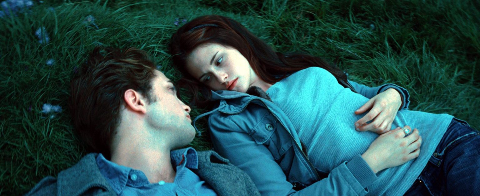 Сумерки плейлист. Сумерки солнце полуночи. The Twilight Saga New Moon poster. Twilight Breaking 2 down poster 2011.
