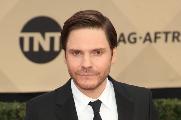 Дэниэль Брюль и Чарльз Дэнс присоединились к приквелу франшизы Kingsman