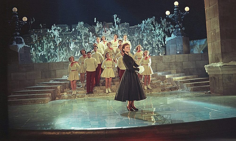 Кадр из фильма «Карнавальная ночь»