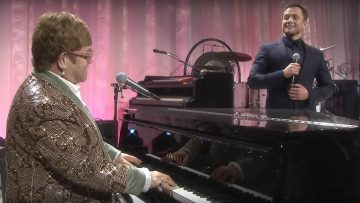 Тэрон Эджертон и Элтон Джон вместе исполнили «Tiny Dancers»