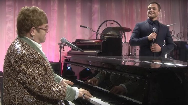 Тэрон Эджертон и Элтон Джон вместе исполнили «Tiny Dancers»