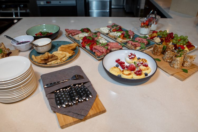 Еда в сериалах и шоу: кто это готовит и как это влияет на зрительский аппетит