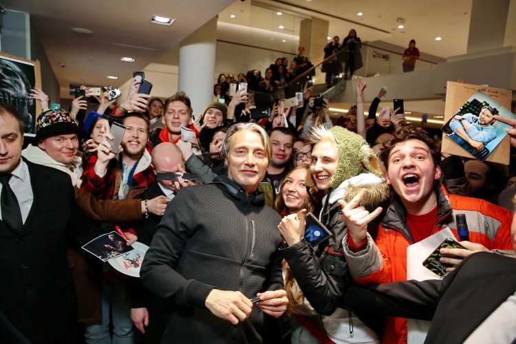 Мария Лемешева, Елена Летучая, Григорий Добрыгин и другие на премьере фильма «Затерянные во льдах». Фото