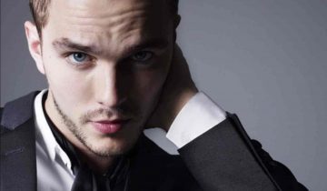 Николас Холт: «Было сложно бегать по съемочной площадке на каблуках»