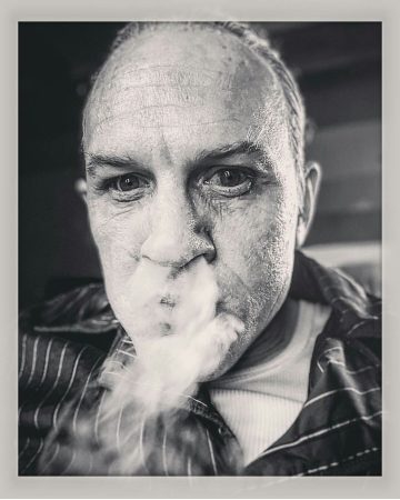 Том Харди на новых кадрах со съемок фильма «Лицо со шрамом»