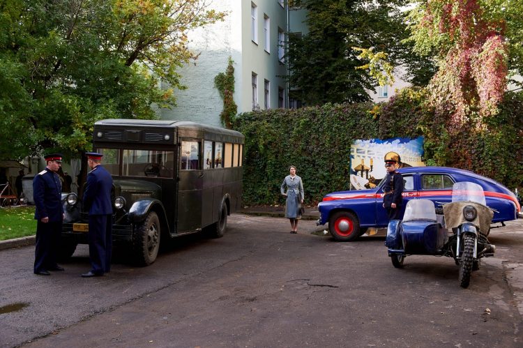 Светская жизнь, загадочные убийства и безумные 90-е: главные российские сериалы марта