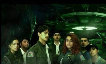 Посмотрите, как американские старшеклассники превратили «Чужого» в школьную пьесу. Крики зрителей слышны даже в космосе