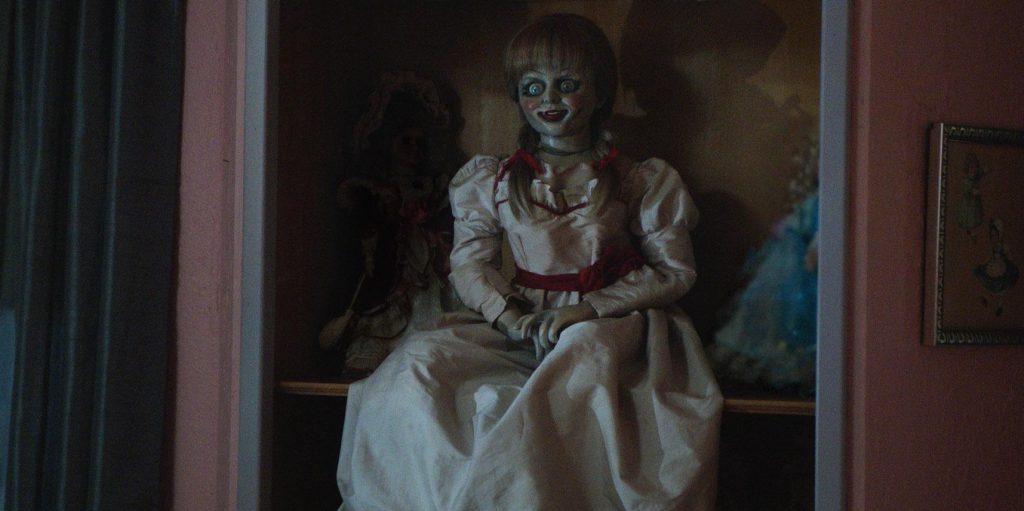 Кадр с куклой из фильма «Проклятие Аннабель» (2014)