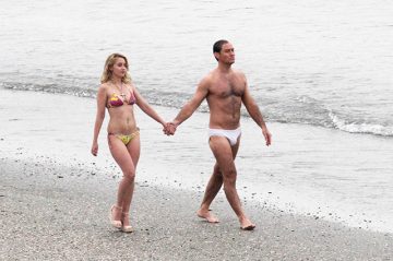 Джуд Лоу прошелся по пляжу на съемках «Нового Папы» в Венеции