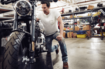 История трагедий и успеха: Как Киану Ривз стал крутым героем боевиков