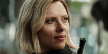 Наташа Романофф гоняет на мотоцикле по центру Будапешта