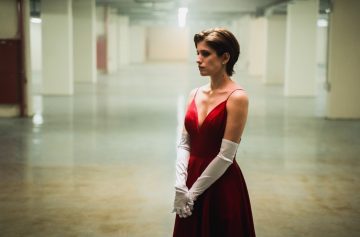 Аня Чиповская поет в красном платье среди криминальных авторитетов 1990-х