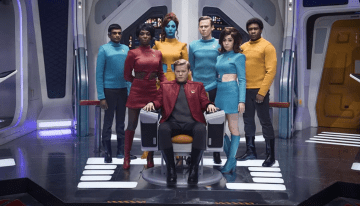 Модные сезоны: Кто и как одевает персонажей сериалов Netflix