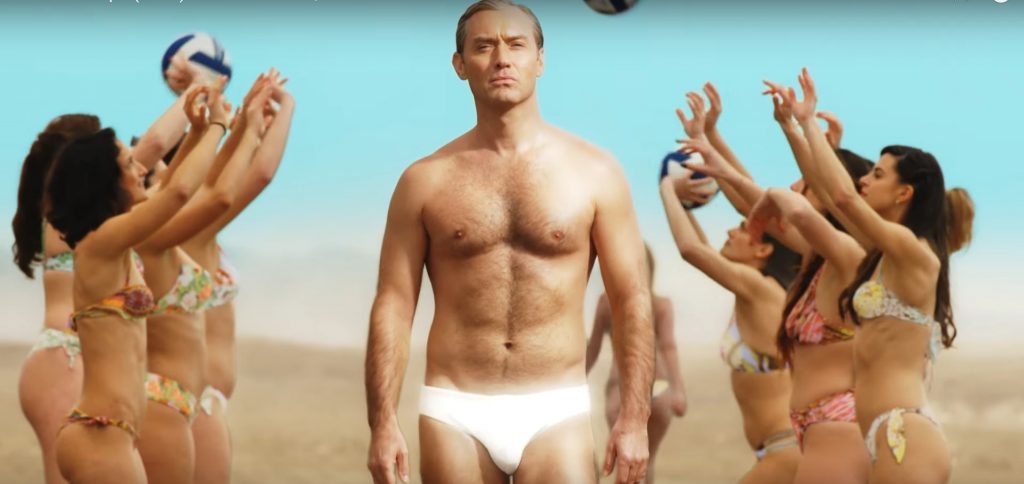Реклама трусов или нового сериала HBO? Джуд Лоу гуляет по пляжу в тизере «Нового папы»