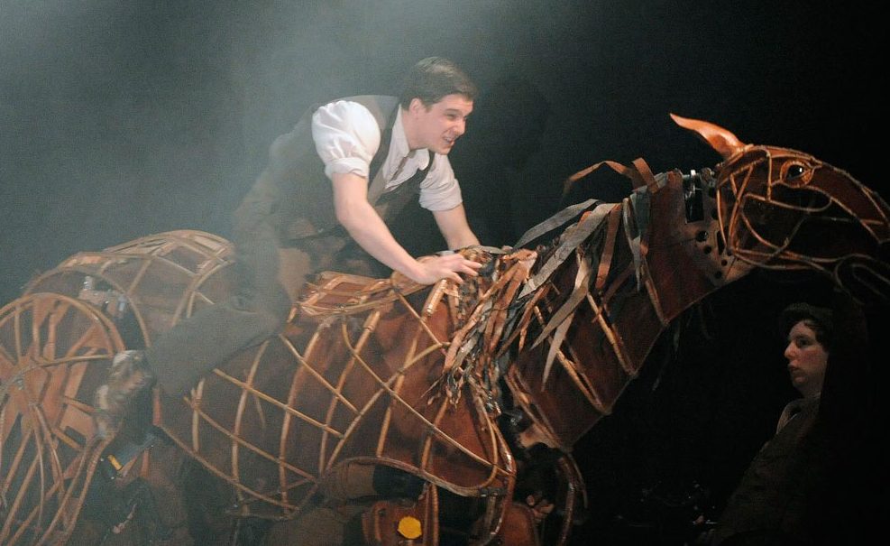 Кит Харингтон в спектакле «Боевой конь»