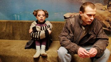 «Кинотавровская статуэтка — просто позорище»: Режиссер фильма «Бык» о драках, диких 90-х и работе с Гошей Рубчинским