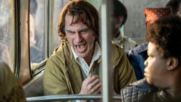 Шутка дня: Джокер Феникса смеется голосами Джексона, Рогена, Питера Гриффина и Дженис из «Друзей»