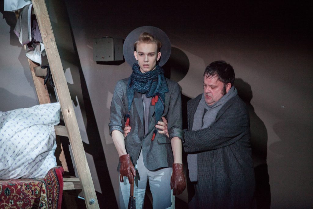 сцена из спектакля Ревизор