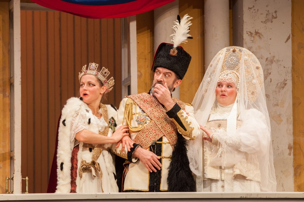 сцена из спектакля Ревизор