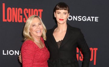 Шарлиз Терон рассказала о том, как ее мать убила ее отца