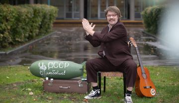 «Иногда миниатюры для Эдуарда Сурового придумываются месяцами, а бывает — за минуту до выхода на сцену»: Интервью с Гариком Харламовым