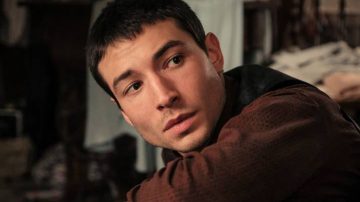 Видео: Эзра Миллер набросился на фанатку