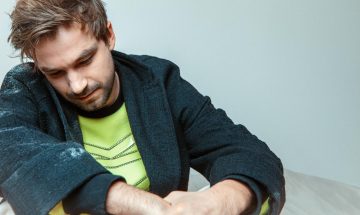 Разделены, но вместе: Петров, Милославская, Матвеев и другие звезды в ролике о самоизоляции