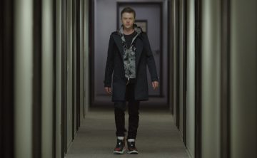 Дэйн ДеХаан преследует вас: Вышел новый трейлер сериала «Незнакомец»