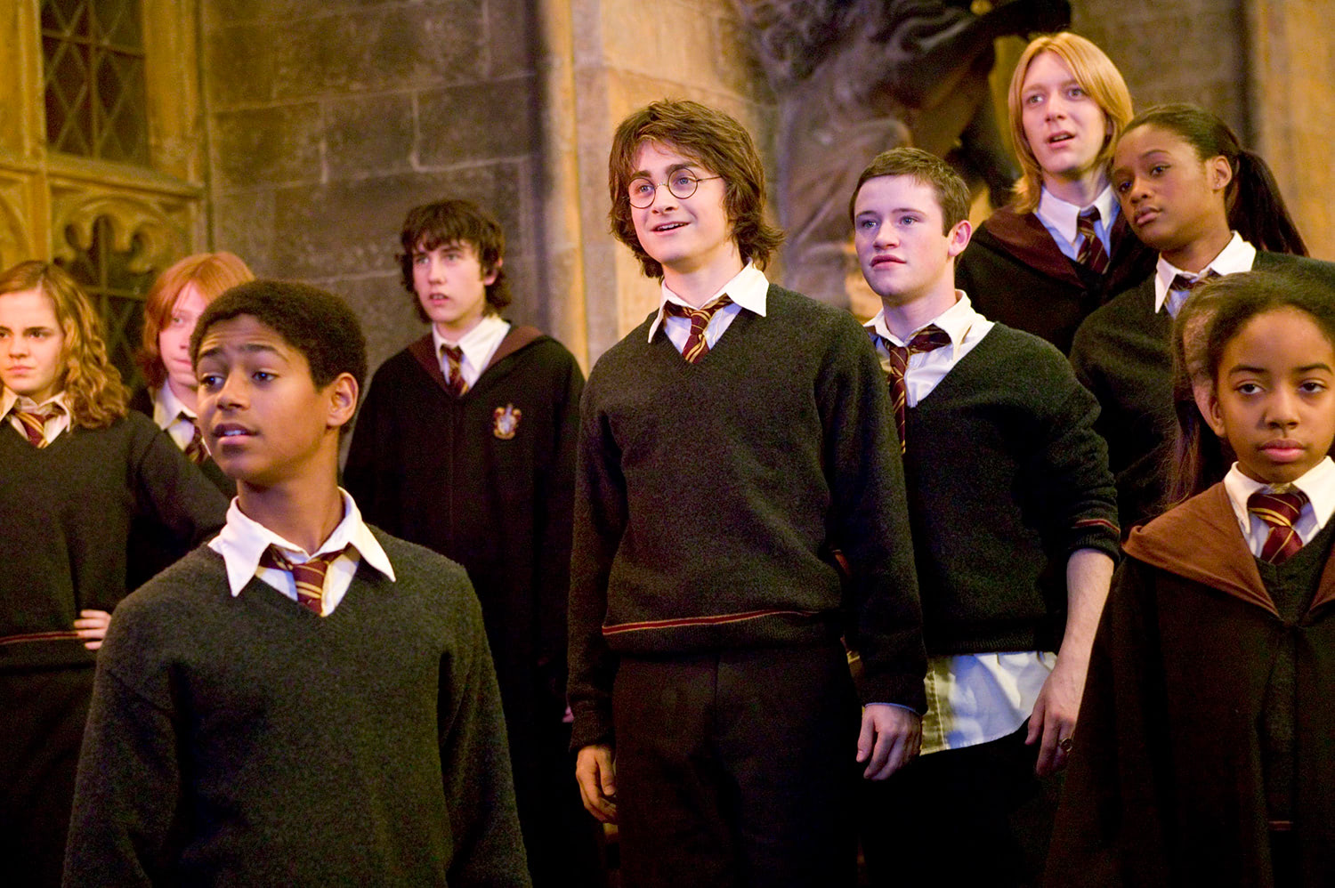 Поклонники «Гарри Поттера» показали, как форма учеников Хогвартса могла поменяться за 100 лет
