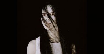 Культовая франшиза приходит на Netflix: Первый трейлер сериала «Проклятие: Начало»