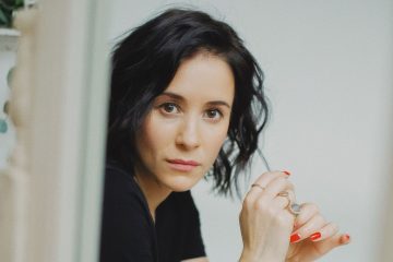 «В кровати и с бутылкой шампанского в руках»: Интервью с Ольгой Сутуловой