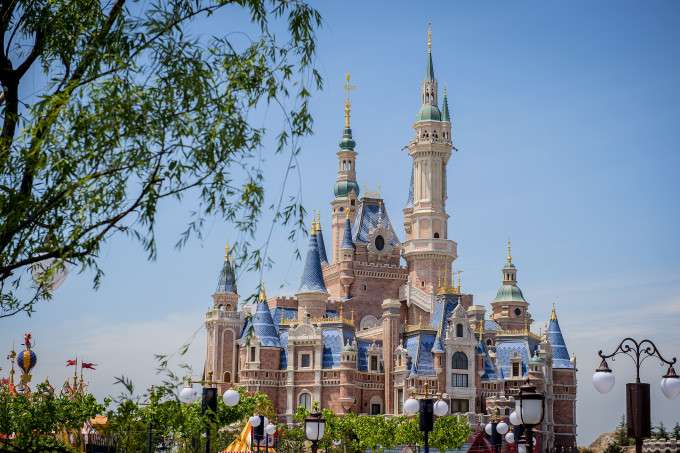 Disney вновь открывает свои парки развлечений. Первый — в Китае