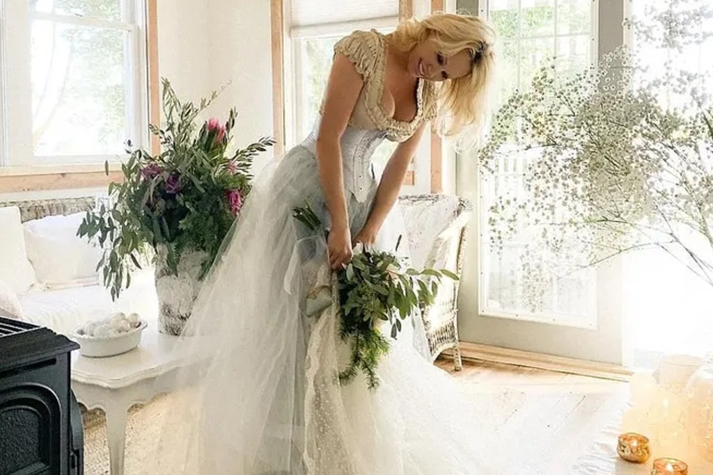 Памела Андерсон в свадебном платье
