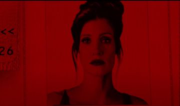 Колин Фаррелл охотится на Джессику Честейн в трейлере боевика «Агент Ева»