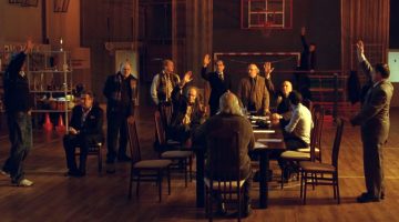 Руки вверх: 10 фильмов, где все решало голосование