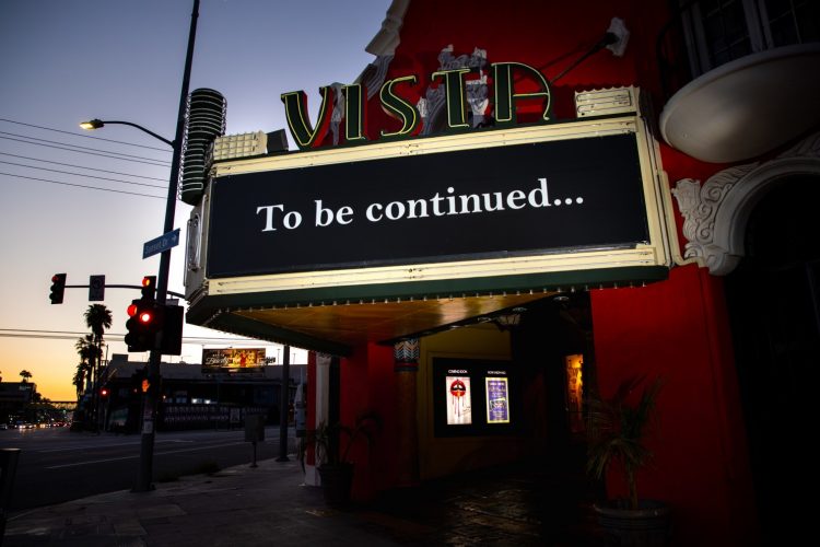 Губернатор Калифорнии вновь закрыл кинотеатры из-за коронавируса
