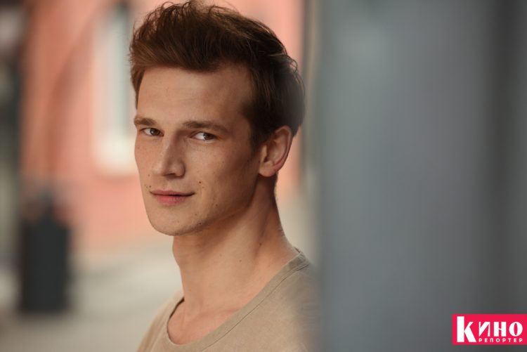 Звезда «Бега» Евгений Романцов — о футболе, девушках и Даниле Козловском