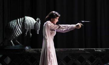 Зрелищность и темп: Премьера «И никого не стало» в Театре Олега Табакова