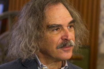 Режиссера выгнали с фестиваля в Сан-Себастьяне и пригрозили полицией за отсутствие маски