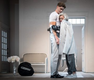 Ностальгия по настоящему: Светлана Иванова, Никита Ефремов и Марина Неёлова в премьере «Современника»