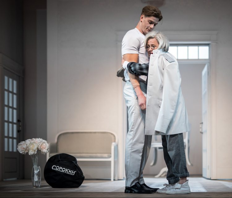 Ностальгия по настоящему: Светлана Иванова, Никита Ефремов и Марина Неёлова в премьере «Современника»