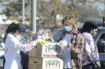 Брэд Питт помог пострадавшим от коронавируса людям