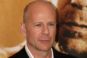 Брюса Уиллиса выгнали из аптеки за отказ надеть маску