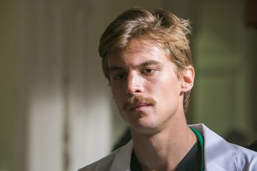 Иван Янковский против воли лечит Лукерью Ильяшенко в трейлере новой комедии о врачах