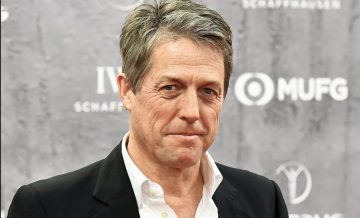 Создатель «Черного зеркала» снимет комедию про 2020 год с Хью Грантом в главной роли