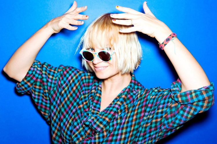 «Слава – токсичная и опасная болезнь»: Певица Сиа о своем дебюте «Мьюзик»