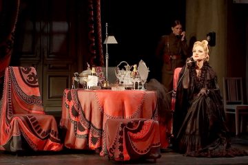 Нет смерти для нее: Рецензия на спектакль Ренаты Литвиновой «Звезда вашего периода»