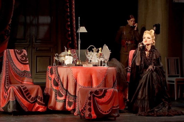 Нет смерти для нее: Рецензия на спектакль Ренаты Литвиновой «Звезда вашего периода»